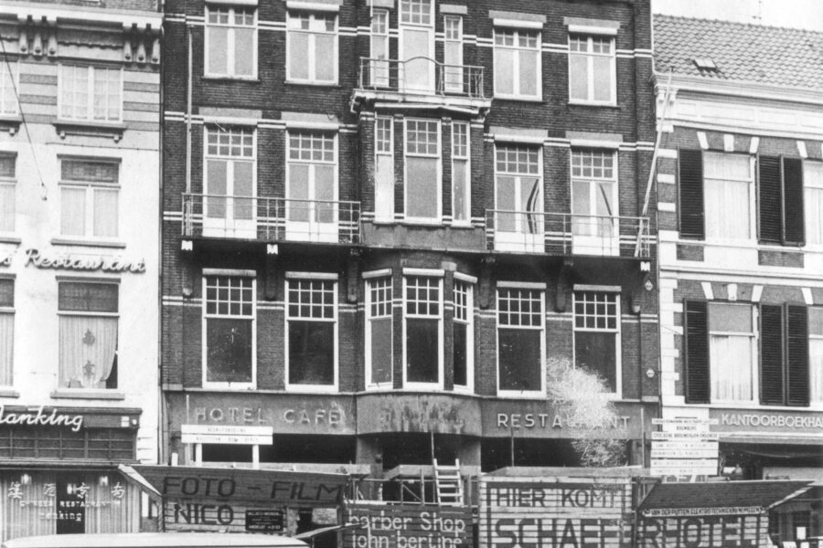 Verbouwing van het voormalige Hotel 'De Pauw', nu gepacht door dhr. Schaefer; in dit pand zijn ook de fotograaf Nico Grijpink en kapper John Bertine gevestigd ; links Chinees Restaurant Nanking en rechts Kantoorboekhandel Biessels door Fotopersbureau Gelderland - Netherlands - CC BY-SA. https://www.europeana.eu/item/2021651/https___hdl_handle_net_21_12122_270801