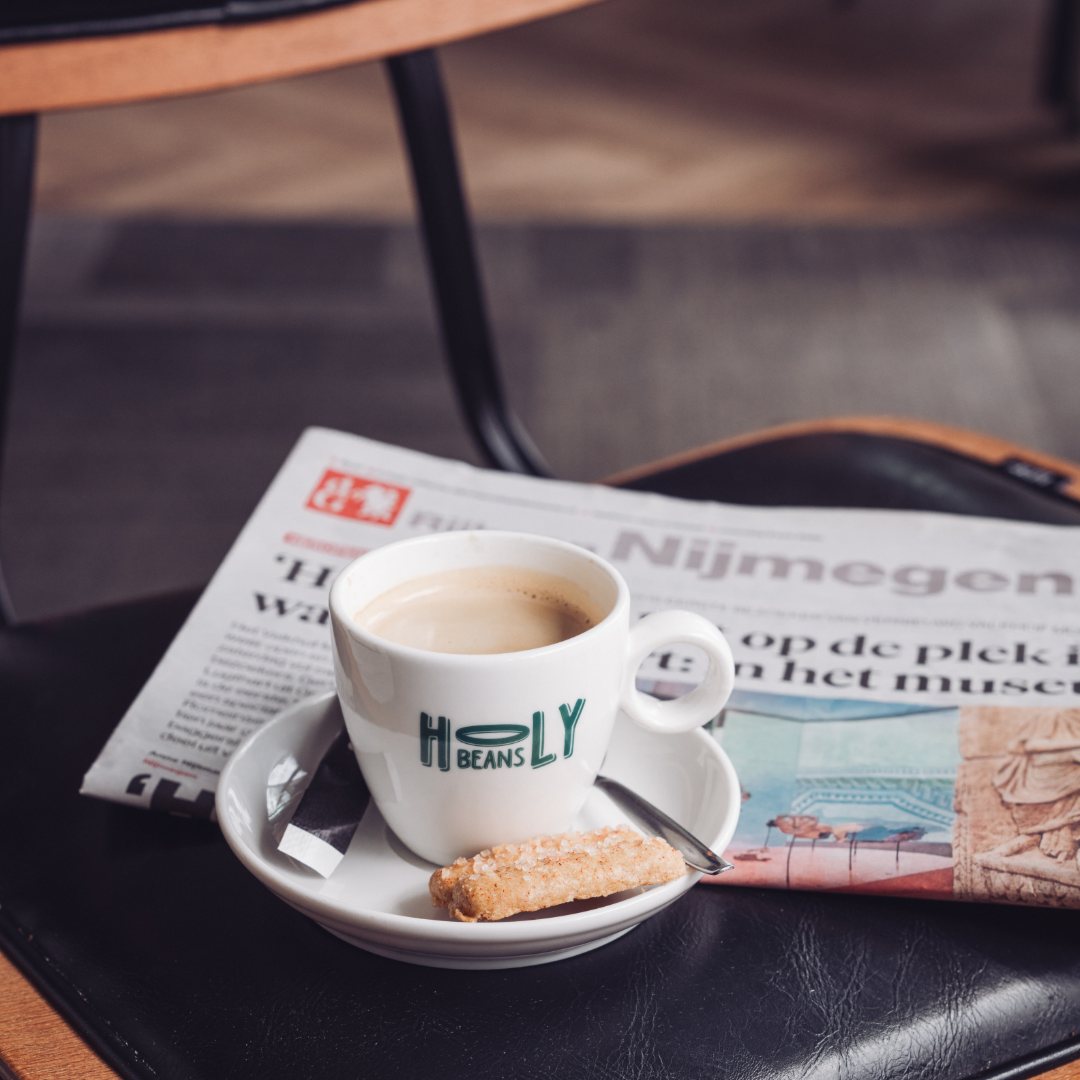 Koffie met de krant bij Hotel Pauw in Nijmegen