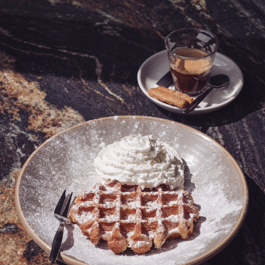 Wafel met slagroom en een espresso bij Hotel Pauw