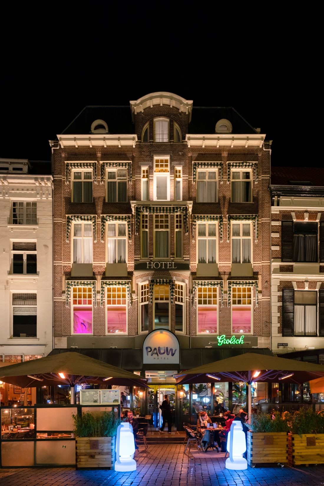 Hotel Pauw aan de Grote Markt in Nijmegen bij avond